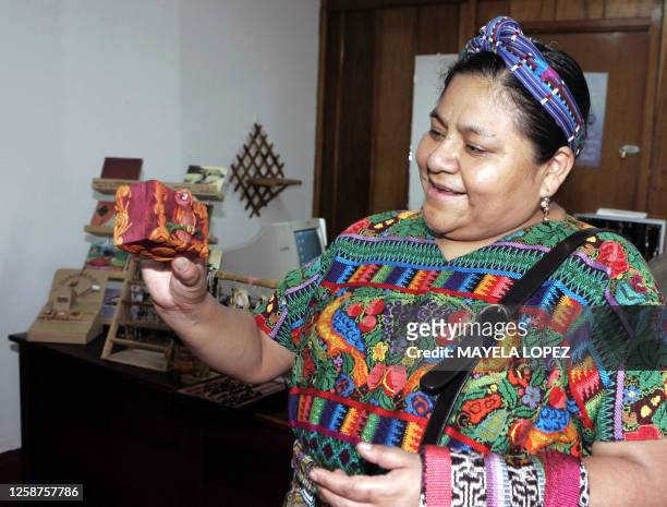 La guatemalteca Rigoberta Menchú premio Nobel de la Paz 1992, observa artesanías, el 4 de diciembre de 2006, en el Centro Agronómico Tropical de...