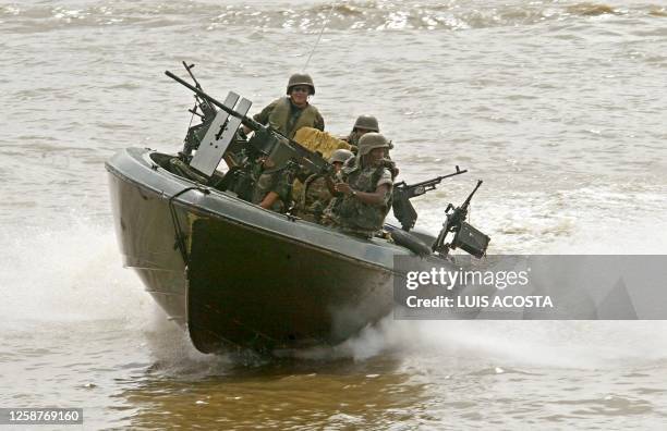 Armed troops patrol the banks of Rio Magdalena, Bolivar, Colombia, 30 August 2002. Tropas de la armada patrullan el rio Magdalena en una lancha...