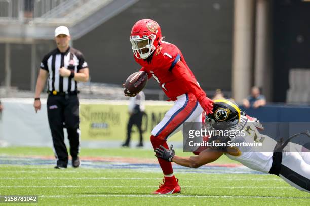 New Jersey Generals quarterback De'Andre Johnson eludes Pittsburgh Maulers free safety Arnold Tarpley III as he scrambles during the second quarter...