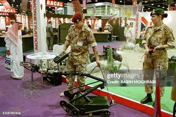 British military exhibitors at the Tridex specialized arms fair in Abu Dhabi demonstrate 16 March the capabilities of a mine-detecting robot, on the...