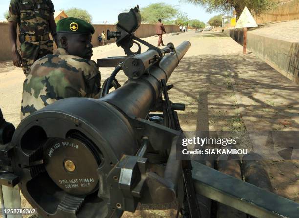 Niger's soldiers stand guard on February 22, 2010 at a military compound in Niamey where is located the office of Salou Djibo, leader of the coup...