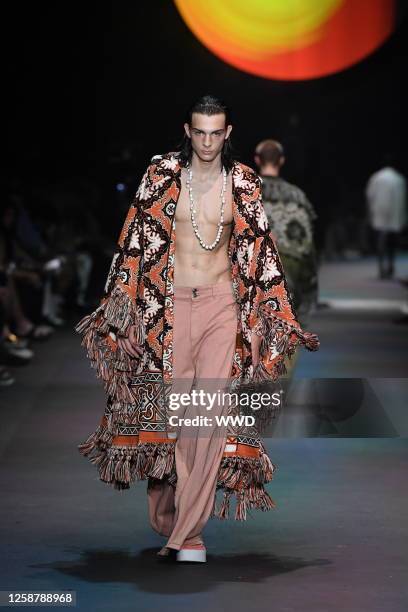 Model on the runway at the Etro Spring 2024 Menswear Collection Fashion Show on June 18, 2023 in Milan, Italy.