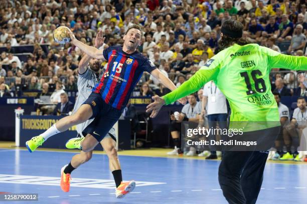 David Balaguer Romeu of Paris Saint-Germain, Hampus Wanne of FC Barcelona and Goalkeeper Jannick Green of Paris Saint-Germain battle for the ball...