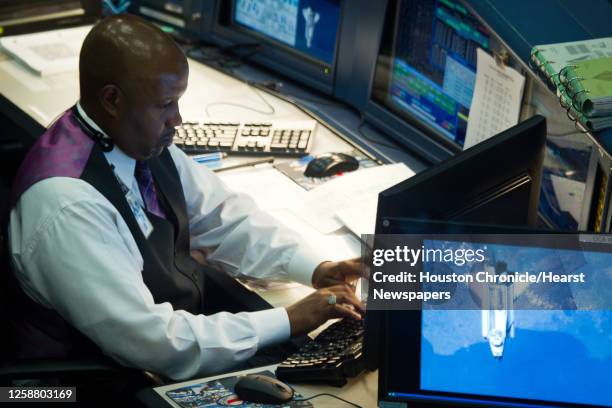 Flight Director Photos and Premium High Res Pictures - Getty Images