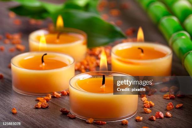 small orange candles and stones with bamboo decoration - 竹 草科 個照片及圖片檔