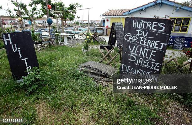 Vue d'un panneau d'affichage installé par un conchyliculteur à Arcachon, le 13 mai 2006, après la décision de la préfecture d'interdire la pêche...