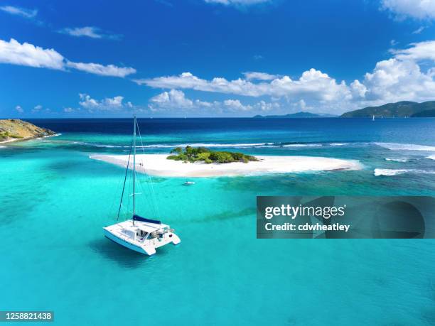 vista aérea del catamarán en sandy spit, islas vírgenes británicas - catamaran fotografías e imágenes de stock