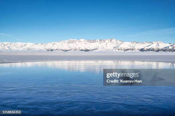 melting frozen lake - piscina riflettente foto e immagini stock