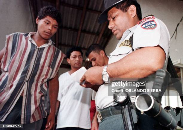 Jose Santos Mejia , uno de los reclusos profugos del Centro Penal de La Ceiba, se registra el 12 de Febrero al ser recapturado por comandos del...