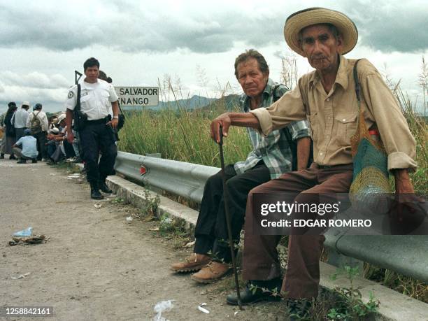 Eduardo Murcia ex-paramilitar de 60 anos descanza 09 septiembre en Colima Chalatenango mientras sus companeros negocian con la policia Nacional Civil...