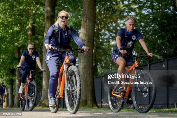 Sonja van Geerenstein of Holland Women, coach Andries Jonker of Holland Women during the Training WomenTraining Holland Women at the KNVB Campus on...