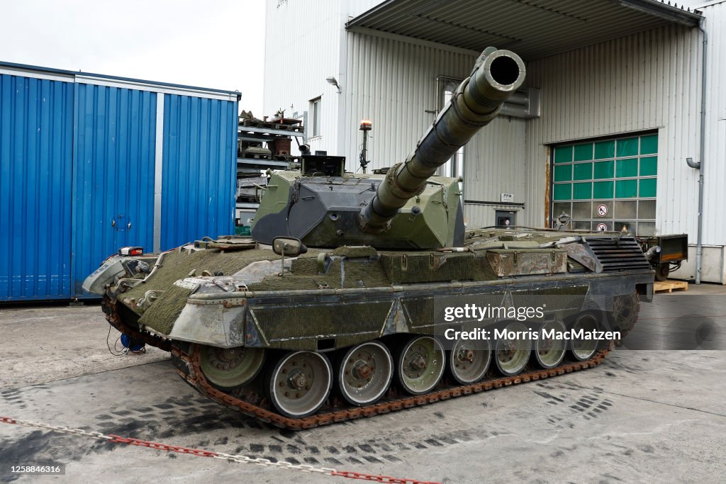 Jens Stoltenberg Visits Tank Refurbishment At FFG