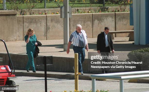 Karla Faye Tucker excecution. HOUCHRON CAPTION : Kari Weeks, Karla Faye Tucker's sister, wipes a tear as she follows her father, Lawrence Tucker, and...