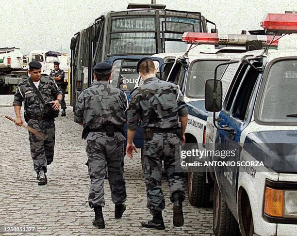 Brazilian police officers guard at a refinery during protests. Efectivos de la policia antimotines montan guardia en las afueras de la Refineria...