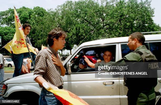 Un estudiante universitario del Frente Estudiantil Revolucionario 29 de abril discute con un miembro de la policia del escuadron de los Linces...