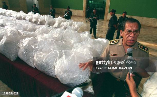 Peruvian police general Denis del Castillo briefs the media besides two tons of cocaine hydrochlorate 05 April, 1999 at the Ministry of Interior in...