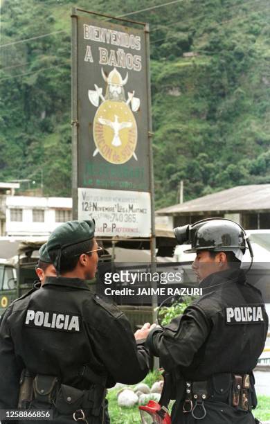 Ecuadorian special police speak to each other in the city of Banos, Ecuador, 24 October 1999. Policias ecuatorianos especializados dialogan al...