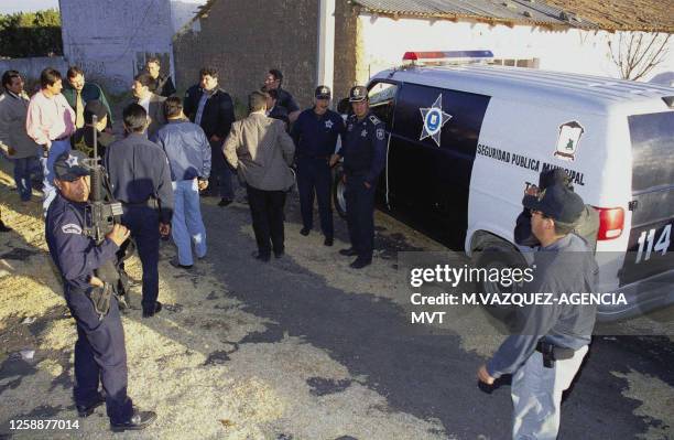 Mexican police officers from the city of Toluca, capital of the state of Mexico, guard 30 January 2001 a police van after an armed gang freed two...