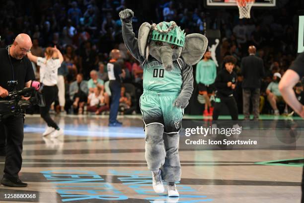 New York Liberty Mascot Photos and Premium High Res Pictures - Getty Images