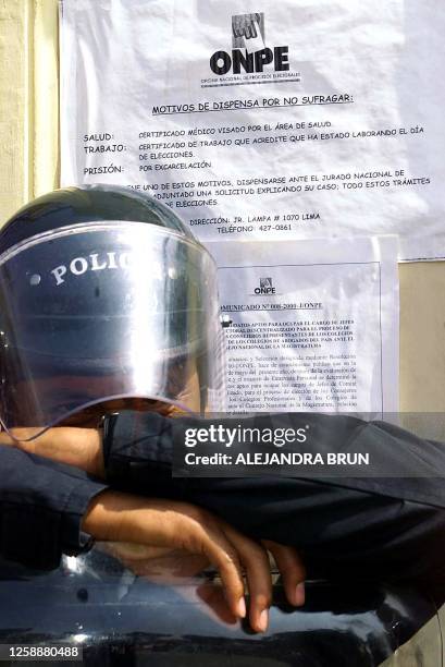 An anti-riot policeman guards the National Electoral Processing Office 29 May, 2000 in Lima. Un policia antimotines custodia la sede principal de la...