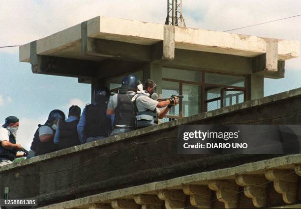 Policias represses the inmates who rebelled in the prison of Mendoza the 04 of March of 2000. Policias reprimen a los reclusos que se amotinaron en...