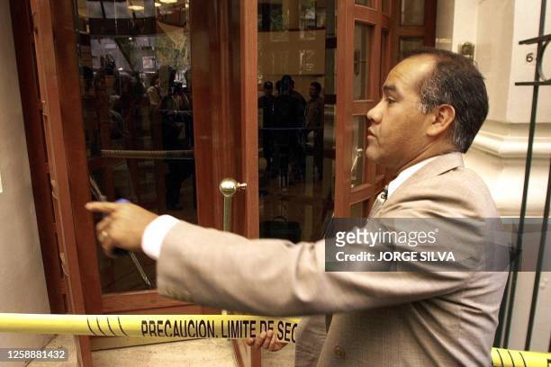 An agent of the Procurior General of the Republic blocks the passage toward the revolving door of a hotel 23 March 2000 where the body of Cuauhtemoc...