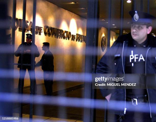 Member of the federal police guards the entrance to the Bolsa in Buenos Aires 17 july 2001 against possible demonstrators. Un miembro de la Policia...