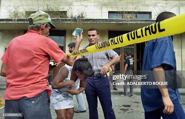 An old man identifies himself to authorities as he arrives to find a building collapsed on his home in La Habana, Cuba 05 December 2001. Un anciano...