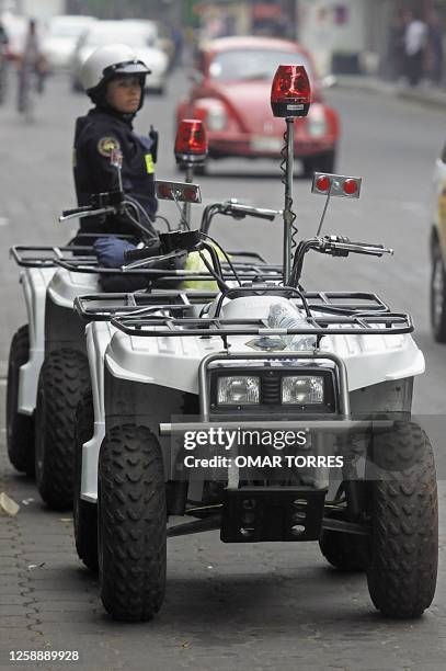Police officer guards the streets of Mexico City due to the current terrorist activity worldwide 03 )ctober 2001. Un miembro de la policia de la...