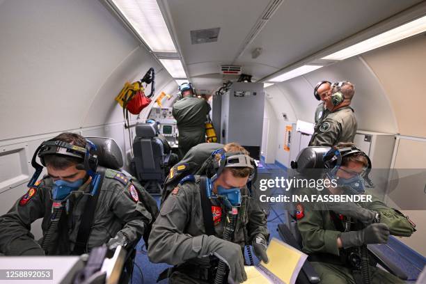 Aircraft Emergency O2 Mask 203 Aircraft Oxygen Mask Stock Photos, High-Res Pictures, and Images ...