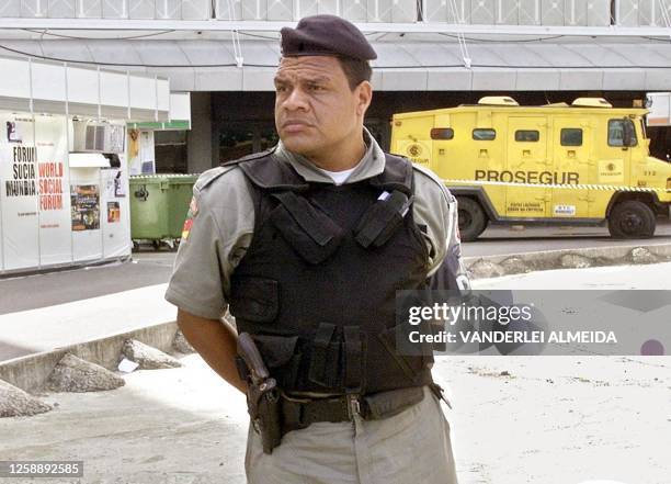 Policeman guards infront of the library at Universidad Catolica in Porto Alegre due to the II World Social Forum 03 February 2002. Un policia militar...