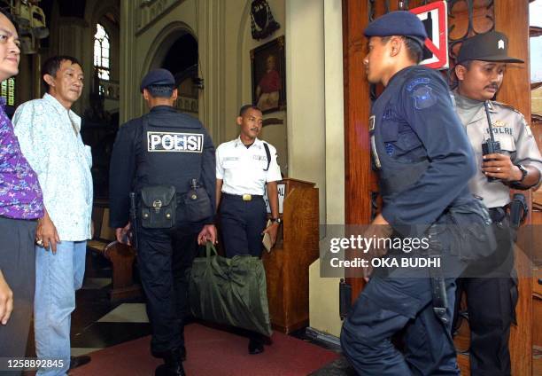 Members of Indonesia police bomb-squad enter the Jakarta's Katedral, 24 December 2001, as part of security preparation for the Christmas celebration....