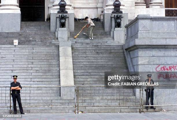 Police officers guard congress in Buenos Aires, Argentina 01 January 2001. Policias montan guardia frente al Congreso en Buenos Aires el 01 de enero...