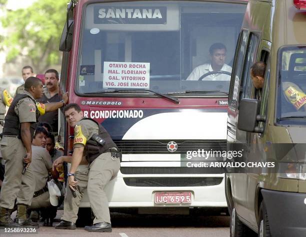 Gunman fleeing a crime scene 04 January 2002 jumped on a bus in the southern Brazilian city of Porto Alegre where he was holding four passengers and...