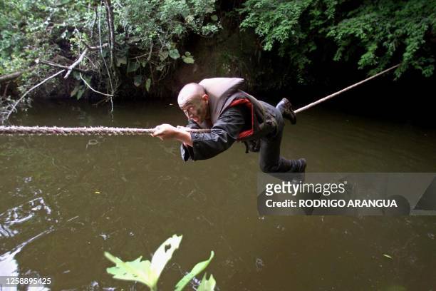 Member of the National Police, is being trained by the "Jungle Command" for the war against drugs in Colombia, 30 April 2002. AFP PHOTO/Rodrigo...