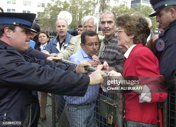 Bank customers struggle with police outside the Casa Rosada, the president's offices in Buenos Aires, 03 May 2002, during a protest by customers...