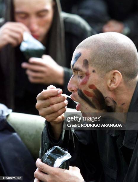 Member of the National Police, eats after a training session by the "Jungel Command" for the war against drugs in Colombia, 30 April 2002. ACOMPANA...