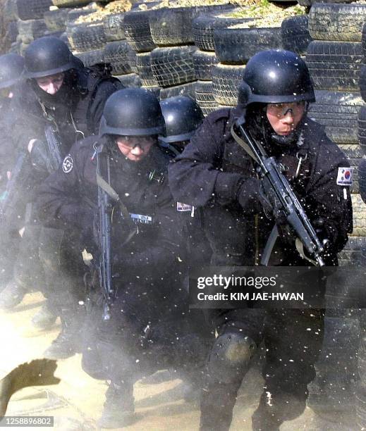 Swat Rabbid 211 Swat Team In Action Stock Photos, High-Res Pictures, and Images ...