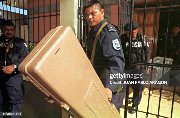 National Police officer removes missiles that were found in the house of Byron Jerez's father in law, in Managua, 07 August 2002. Un oficial del la...