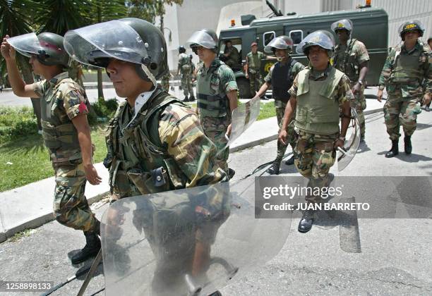 Members of the Venezuelan National Guard make their way to the Supreme Court building in Caracas 14 August, 2002. The Supreme Court is to decide on...