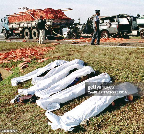 The bodies of six police men, victims of a 20 vehicle crash, remain on the side of Castelo Branco highway in Sorocaba, 100 km from Sao Paulo, 05 July...