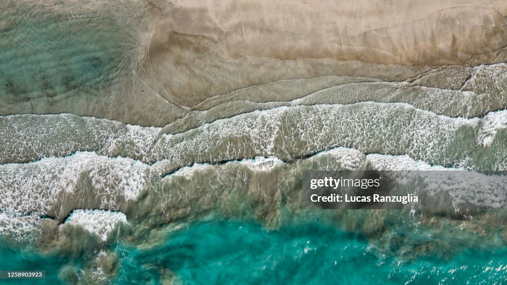 波浪和綠松石海 - 無人機視圖。