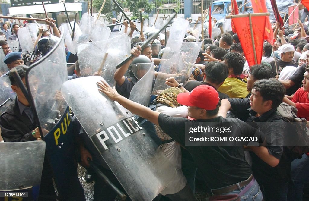 TOPSHOT-PHILIPPINES-POLICE-ANTI-ARROYO PROTEST-CLASH-2