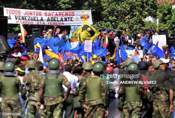 Soldiers secure the area during demonstrations in Caracas, Venezuela 05 December 2002. Integrantes de la militarizada Guardia Nacional vigilan un...