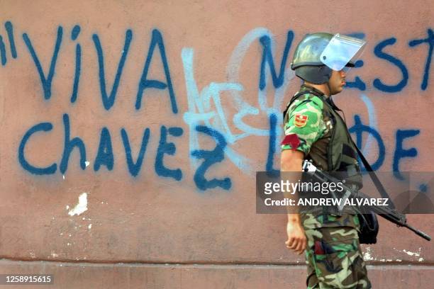 Military police officer secures the area in Caracas, Venezuela as the strike continues 05 December 2002. Miembros de seguridad custodian una de las...