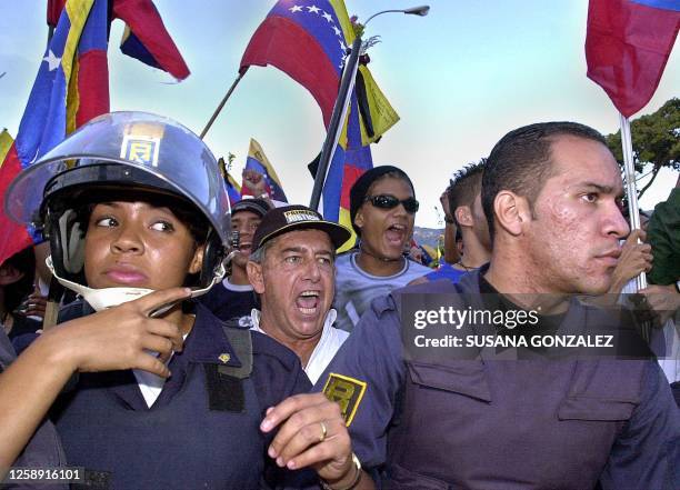 Police officers secure the area as demonstrations continue in the streets of Caracas, Venezuela 17 December 2002. Opositores al mandatario venezolano...