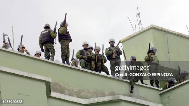 Police members from La Paz are posted with weapons on the roof of their station demanding an increase in salary, 11 Febuary 2003. Policías de la...