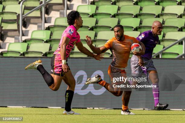 Texas Team player Da'Quan Patton runs from Southern Headliners player Kitiona Vai during the Men's semi-finals match between Texas Team and Southern...