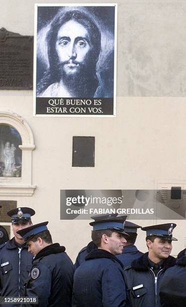 Federal Police agents from Argentina take their post around Plaza de Mayo and the Cathedral in Buenos Aires, 25 May 2002. Fuerzas de la Policía...