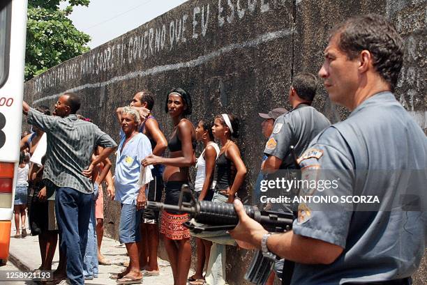 Soldier secures the area as violence caused by drug dealers plagues the poverty stricken "barrios" of Rio de Janeiro 28 February 2003. Soldados de la...